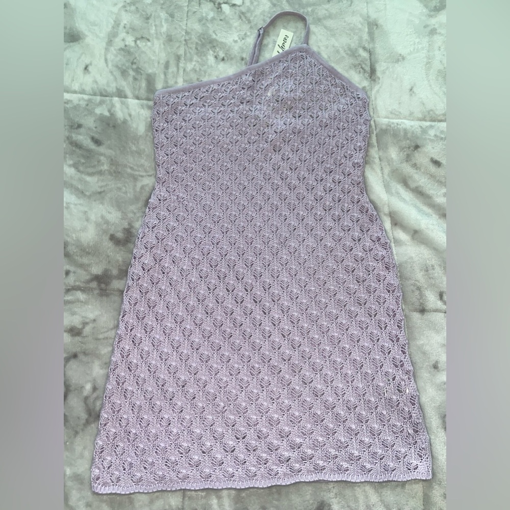 Summery mini knit one-shoulder dress featuring an asymmetric adjustable strap.